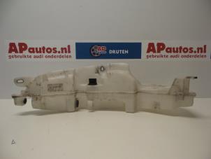 Gebruikte Ruitensproeiertank voor Audi A6 Avant (C6) 2.7 TDI V6 24V Prijs € 20,00 Margeregeling aangeboden door AP Autos