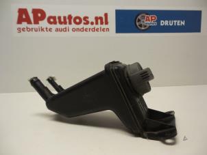 Gebruikte Stuurbekrachtiging Olie Reservoir Audi A4 Avant (B7) 2.0 20V Prijs € 15,00 Margeregeling aangeboden door AP Autos