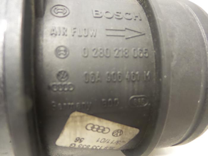 Luchtmassameter van een Audi TT (8N3) 1.8 T 20V Quattro 2001