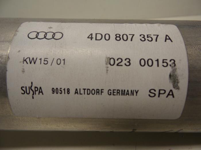 Bumpersteun links-achter van een Audi A8 (D2) 2.5 TDI V6 24V 2001