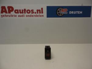 Gebruikte Alarmlicht Schakelaar Audi S8 (D2) S8 4.2 V8 32V Prijs € 9,99 Margeregeling aangeboden door AP Auto's