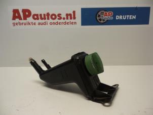 Gebruikte Stuurbekrachtiging Olie Reservoir Audi A4 Cabrio (B7) 3.0 V6 30V Prijs € 15,00 Margeregeling aangeboden door AP Autos