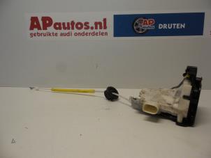 Gebruikte Portierslot Mechaniek 4Deurs links-achter Audi A4 (B7) 2.0 TFSI 20V Prijs € 30,00 Margeregeling aangeboden door AP Autos