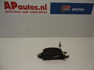 Gebruikte Deurgreep 2Deurs links Audi Cabrio (B4) 2.8 E Prijs € 24,99 Margeregeling aangeboden door AP Autos