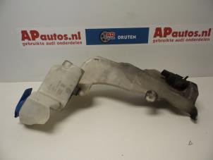 Gebruikte Ruitensproeiertank voor Audi A4 (B6) 2.0 FSI 16V Prijs € 15,00 Margeregeling aangeboden door AP Autos