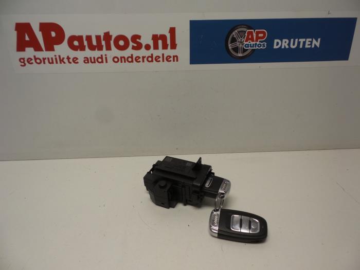 Kontaktslot+Sleutel van een Audi A5 (8T3) 2.0 FSI 16V 2009