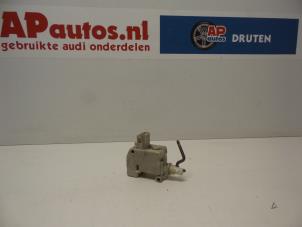 Gebruikte Centrale deurvergrendelingsmotor Audi TT Roadster (8N9) 1.8 T 20V Quattro Prijs € 24,99 Margeregeling aangeboden door AP Autos