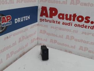 Gebruikte Verwarmingsschakelaar Achterruit Audi Cabrio (B4) 1.9 TDI Prijs € 10,00 Margeregeling aangeboden door AP Autos