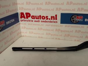 Gebruikte Ruitenwisserarm voor Audi A8 (D3) 3.7 V8 40V Quattro Prijs € 9,99 Margeregeling aangeboden door AP Autos