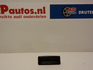 Gebruikte Handgreep Achterklep Audi A1 Sportback (8XA/8XF) 1.2 TFSI Prijs € 17,50 Margeregeling aangeboden door AP Autos