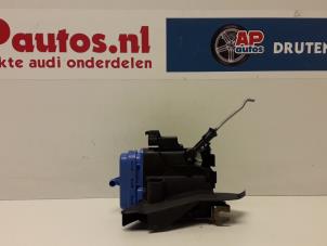 Gebruikte Deurslot Mechaniek 4Deurs links-achter Audi A8 (D2) 4.2 V8 40V Quattro Prijs € 19,99 Margeregeling aangeboden door AP Autos