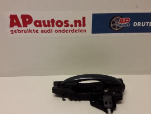 Gebruikte Portiergreep 4Deurs links-achter Audi A4 Avant (B8) 2.0 TDI 16V Prijs € 24,99 Margeregeling aangeboden door AP Autos