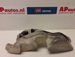 Gebruikte Ruitensproeiertank voor Audi A4 (B7) 2.0 TFSI 20V Prijs € 15,00 Margeregeling aangeboden door AP Auto's