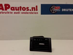 Gebruikte Luchtrooster Dashboard Audi A4 (B6) 2.0 FSI 16V Prijs € 14,99 Margeregeling aangeboden door AP Auto's
