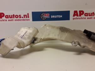Gebruikte Ruitensproeiertank voor Audi A4 (B6) 2.0 FSI 16V Prijs € 15,00 Margeregeling aangeboden door AP Autos