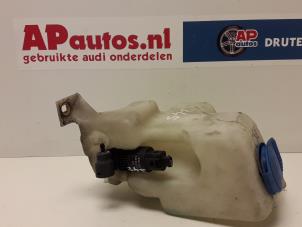 Gebruikte Ruitensproeiertank voor Audi A3 (8L1) 1.6 Prijs € 10,00 Margeregeling aangeboden door AP Autos