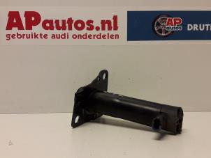 Gebruikte Bumpersteun links-voor Audi A4 (B7) 2.0 20V Prijs € 19,99 Margeregeling aangeboden door AP Autos