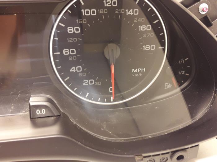 Kilometerteller KM van een Audi A4 (B8) 1.8 TFSI 16V 2008