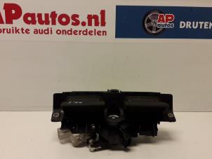 Gebruikte Handgreep Achterklep Audi A6 Avant (C5) 2.5 TDI V6 24V Prijs € 9,99 Margeregeling aangeboden door AP Autos