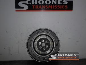 Gebruikte Dubbele massa vliegwiel Renault Captur (2R) 1.2 TCE 16V EDC Prijs € 75,00 Margeregeling aangeboden door Schoones Transmissies B.V.