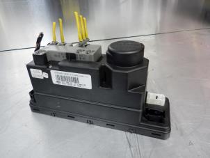 Gebruikte Vacuumpomp Elektrisch Deurvergrendeling Mercedes C Combi (S202) 2.2 C-200 CDI 16V Prijs op aanvraag aangeboden door Tijdeman Mercedes Onderdelen
