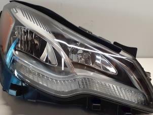 Gebruikte Koplamp rechts Mercedes E (W212) E-350 CGI V6 24V BlueEfficiency Prijs op aanvraag aangeboden door Tijdeman Mercedes Onderdelen