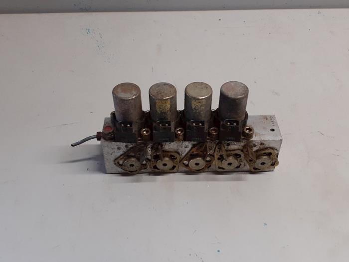 Gebruikte Kleppenblok hydraulisch Mercedes SL (R129) 3.0 300 SL 24V Prijs op aanvraag aangeboden door Tijdeman Mercedes Onderdelen
