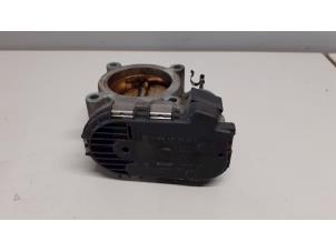 Gebruikte Gasklephuis Mercedes B (W245) 1.5 B-150 16V Prijs € 45,00 Margeregeling aangeboden door Tijdeman Mercedes Onderdelen