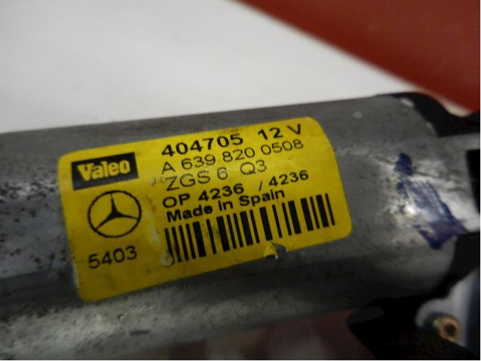 Motor Ruitenwisser achter van een Mercedes-Benz Vito (639.7) 2.2 115 CDI 16V 2004