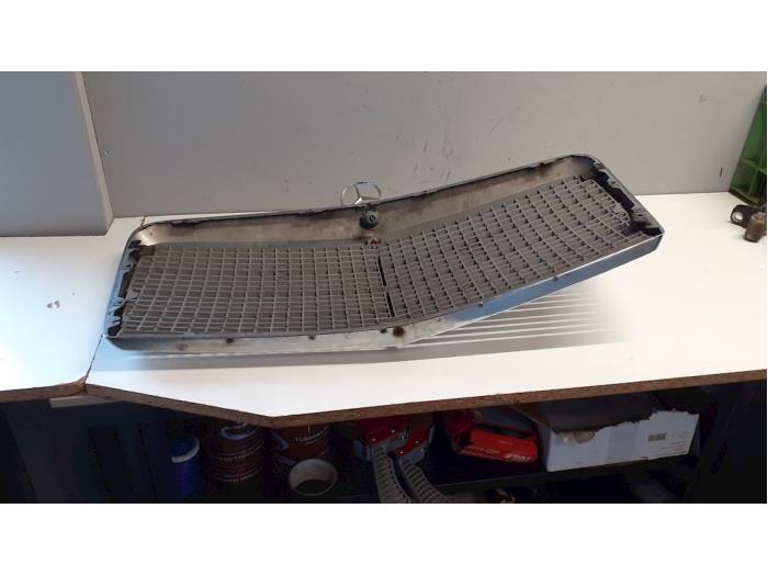 Grille van een Mercedes-Benz S (W126) 380 SE,SEL 1981