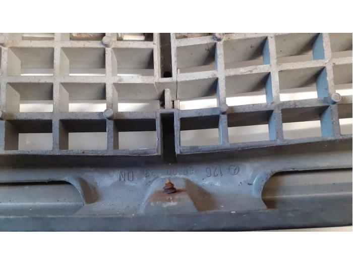 Grille van een Mercedes-Benz S (W126) 380 SE,SEL 1981
