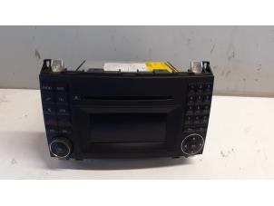Gebruikte Radio CD Speler Mercedes A (W169) 1.5 A-150 16V Prijs € 95,00 Margeregeling aangeboden door Tijdeman Mercedes Onderdelen
