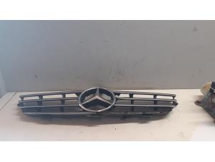 Gebruikte Grille Mercedes CLK (R209) 1.8 200 K 16V Prijs op aanvraag aangeboden door Tijdeman Mercedes Onderdelen