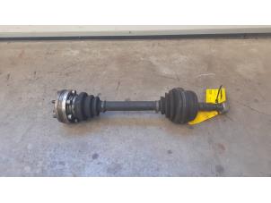 Gebruikte Aandrijfas links-voor Mercedes Vito (638.1/2) 2.3 108D Prijs op aanvraag aangeboden door Tijdeman Mercedes Onderdelen