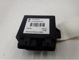 Gebruikte Alarm module Mercedes ML I (163) 320 3.2 V6 18V Aut.Kat. Prijs op aanvraag aangeboden door Tijdeman Mercedes Onderdelen