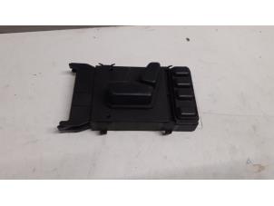 Gebruikte Schakelaar Stoelverstelling Mercedes ML I (163) 270 2.7 CDI 20V Prijs € 30,00 Margeregeling aangeboden door Tijdeman Mercedes Onderdelen