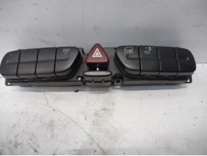 Gebruikte Schakelaar Centr. Deurvergrendeling Mercedes C (W203) 2.2 C-200 CDI 16V Prijs € 30,00 Margeregeling aangeboden door Tijdeman Mercedes Onderdelen