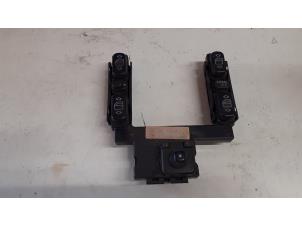 Gebruikte Elektrisch Raam Schakelaar Mercedes E (VF210) 2.8 E-280 V6 18V Prijs € 45,00 Margeregeling aangeboden door Tijdeman Mercedes Onderdelen