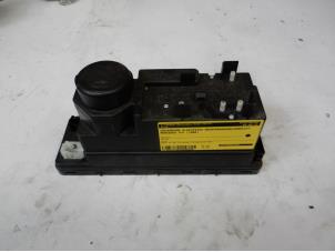 Gebruikte Vacuumpomp Elektrisch Deurvergrendeling Mercedes CLK (C208) 2.0 200 16V Prijs € 75,00 Margeregeling aangeboden door Tijdeman Mercedes Onderdelen