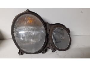 Gebruikte Rechter Koplamp Mercedes E (W210) 3.2 E-320 V6 18V Prijs € 45,00 Margeregeling aangeboden door Tijdeman Mercedes Onderdelen