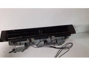 Gebruikte Luchtrooster Dashboard Mercedes S (W126) 280 SE,SEL Prijs € 41,00 Margeregeling aangeboden door Tijdeman Mercedes Onderdelen