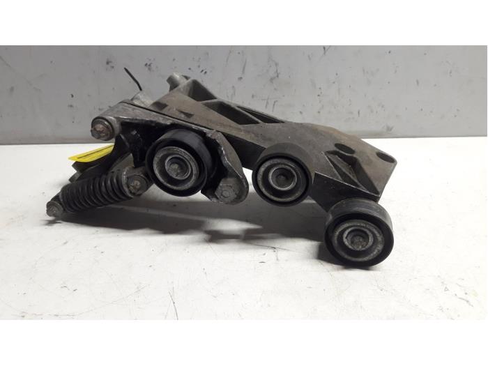Gebruikte Dynamosteun onder Mercedes A (W169) 1.5 A-150 16V Prijs € 40,00 Margeregeling aangeboden door Tijdeman Mercedes Onderdelen