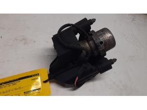 Gebruikte Vacuumpomp Rembekrachtiging Mercedes SLK (R170) 2.0 200 K 16V Prijs € 69,00 Margeregeling aangeboden door Tijdeman Mercedes Onderdelen