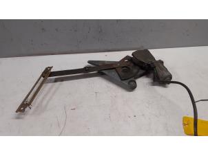 Gebruikte Raammechaniek 4Deurs rechts-achter Mercedes S (W116) 280 S Prijs op aanvraag aangeboden door Tijdeman Mercedes Onderdelen