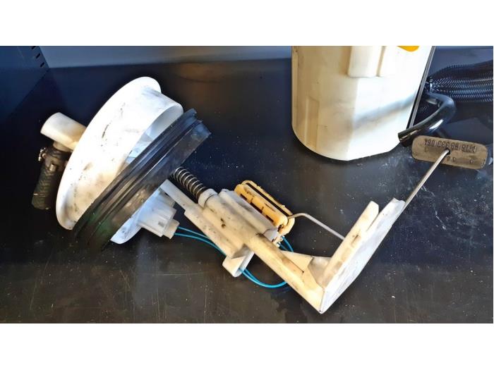 Dieselpomp van een Mercedes-Benz E (W211) 2.7 E-270 CDI 20V 2003