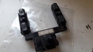 Gebruikte Elektrisch Raam Schakelaar Mercedes E (W210) 2.3 E-230 16V Prijs € 30,00 Margeregeling aangeboden door Tijdeman Mercedes Onderdelen