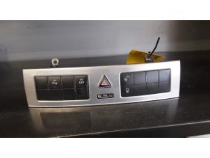 Gebruikte Alarmlicht Schakelaar Mercedes C Combi (S203) 2.2 C-220 CDI 16V Prijs op aanvraag aangeboden door Tijdeman Mercedes Onderdelen