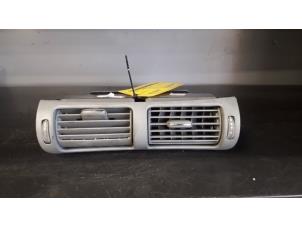 Gebruikte Luchtrooster Dashboard Mercedes C Combi (S203) 2.2 C-220 CDI 16V Prijs op aanvraag aangeboden door Tijdeman Mercedes Onderdelen