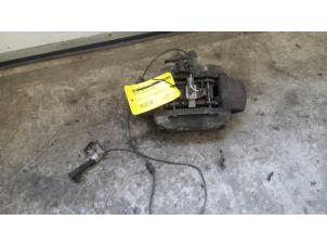 Gebruikte Remklauw (Tang) rechts-voor Mercedes ML I (163) 400 4.0 CDI V8 32V Prijs € 42,00 Margeregeling aangeboden door Tijdeman Mercedes Onderdelen