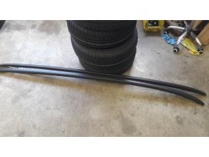 Gebruikte Dakrail set Mercedes E Estate (S213) E-200 2.0 Turbo 16V Prijs € 120,00 Margeregeling aangeboden door Tijdeman Mercedes Onderdelen